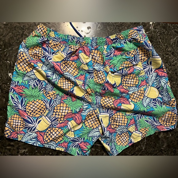 Vineyard Vines swimming trucks - Picture 2 of 3